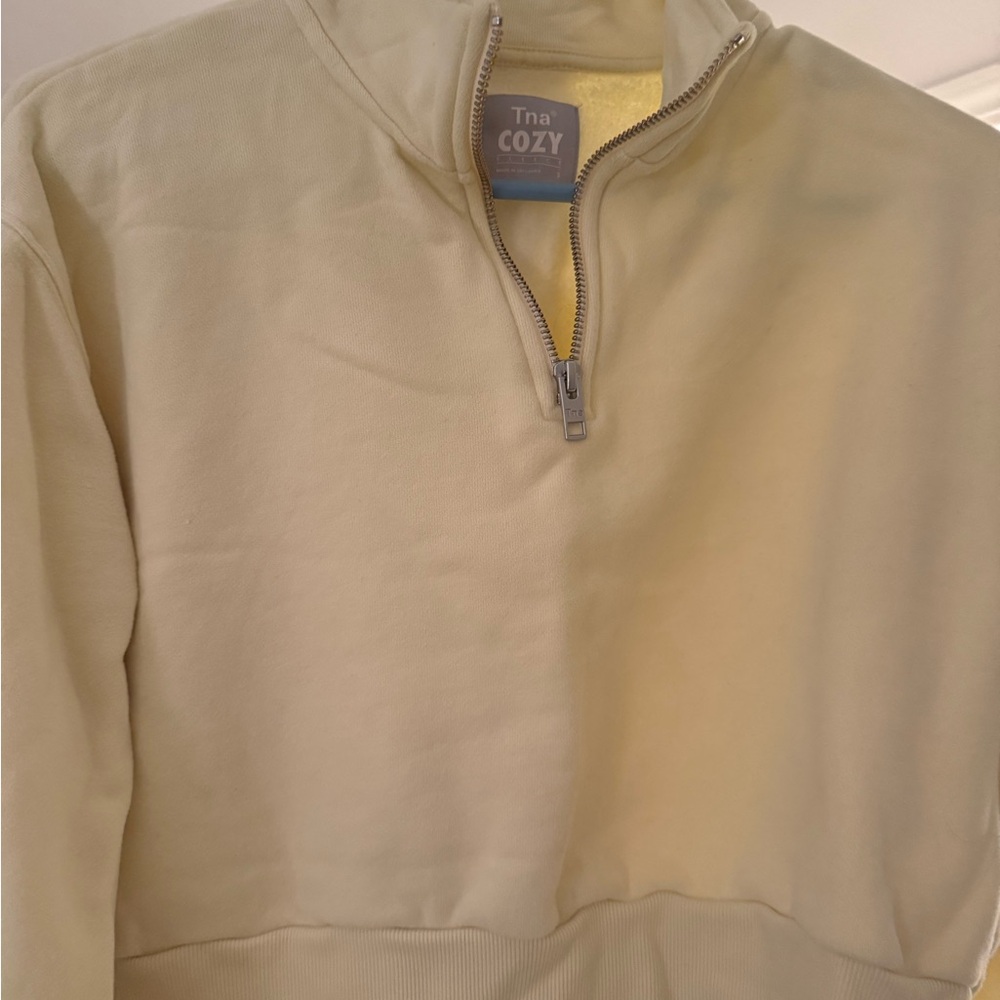 Aritzia TNA cozy half crop Zip-Up sweatshirt.